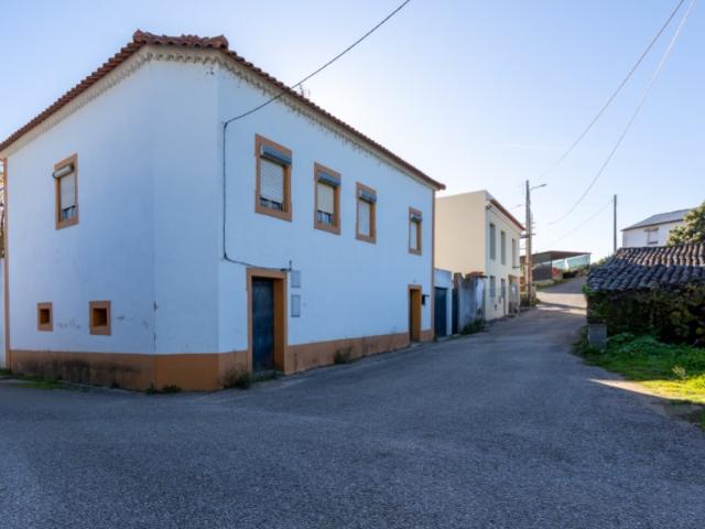 Moradia com grande potencial a 500 m da Albufeira de Castelo de Bode