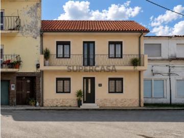 Moradia com Grande Potencial de Remodelação | Possibilidade de T5 | Vila Nova de Anços