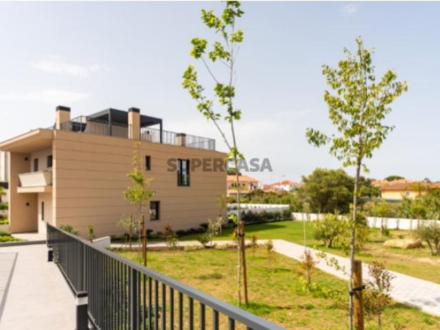 Moradia com jardim e piscina privativa