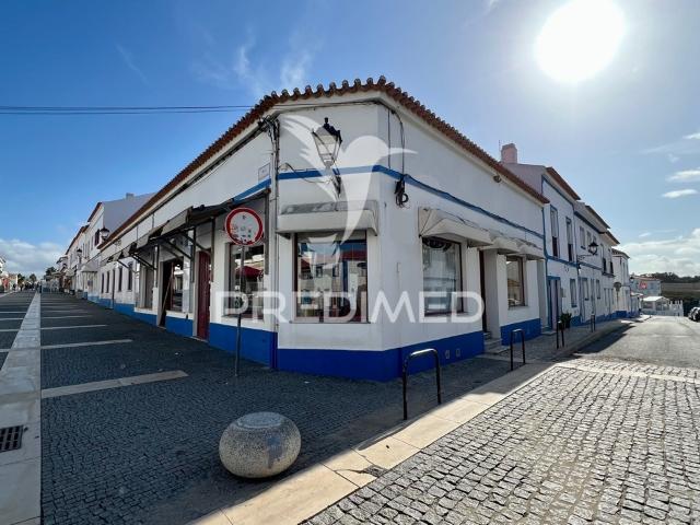 Moradia Com Logradouro e 2 Espaços Comerciais, Centro de Porto Covo