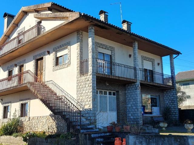 Moradia com logradouro e anexos em Cepões