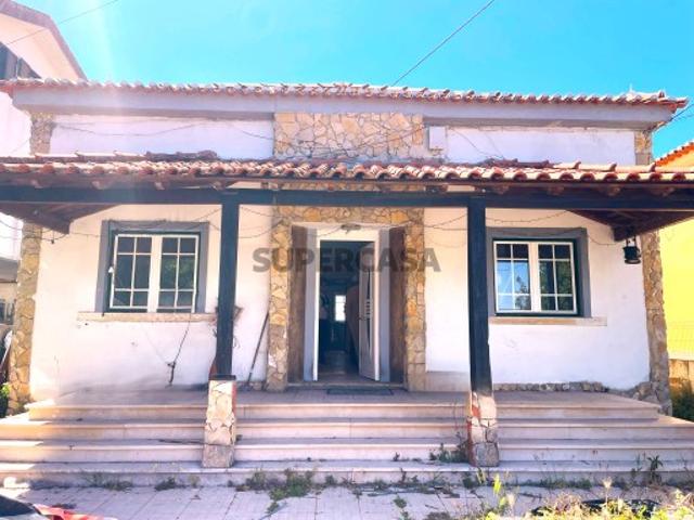 Moradia com Logradouro e Garagem em Zona Privilegiada de Loures