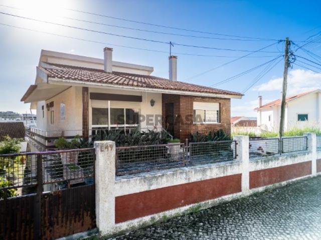 Moradia com logradouro e garagem na Nazaré Costa de Prata
