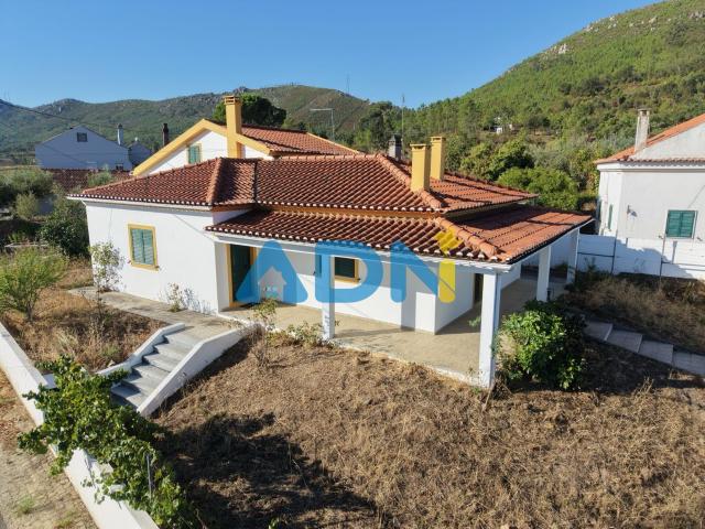 Moradia com logradouro e garagem para venda