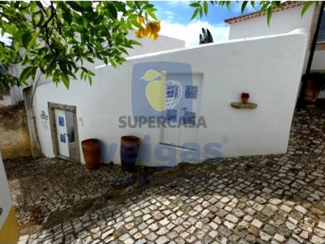 Moradia com Pequena Piscina nas Muralhas de Óbidos