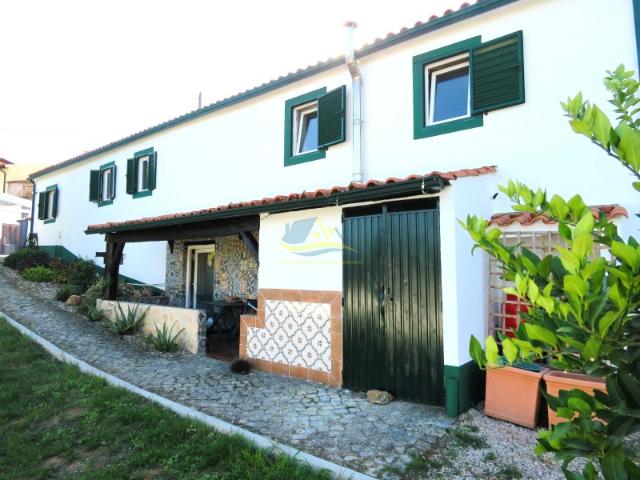 Moradia com personalidade, com 4 quartos, composta pela casa principal, um anexo independente e uma piscina de água salgada