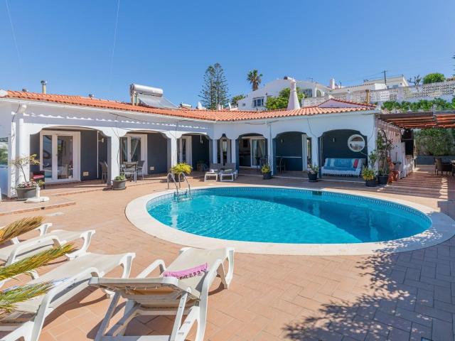 Moradia com piscina numa zona tranquila com vista para a mar. 316m² Albufeira e Olhos de Água