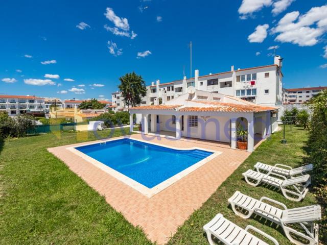 Moradia com Piscina na Zona Premium Areias São João, Albufeira