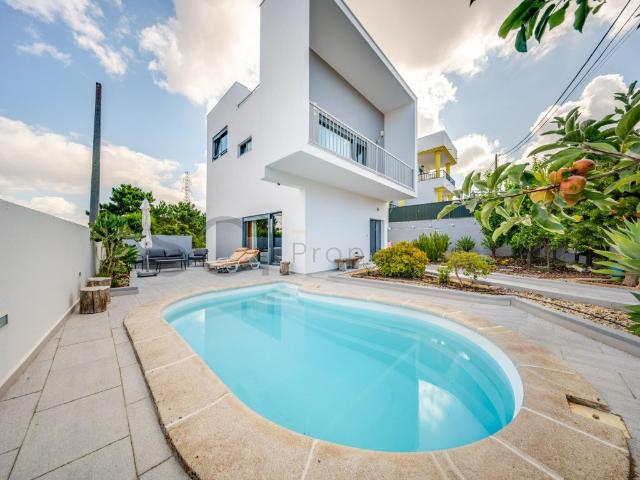 Moradia com piscina nas Quintinhas 152m² Charneca De Caparica