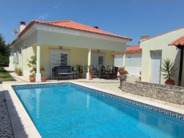 MORADIA com PISCINA AZEITÂO