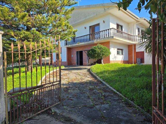 Moradia com Piscina, Anexo de Festas e Jardim — a 10 minutos. 278m² Vidais