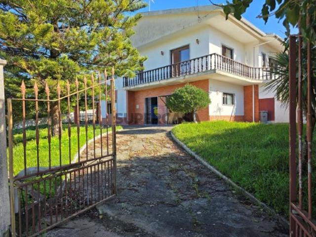 Moradia com Piscina, Anexo de Festas e Jardim a 10 minutos das Caldas da Rainha