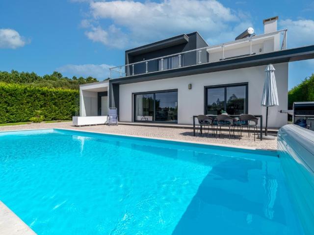 Moradia com piscina aquecida perto da praia da Foz do Arelho 171m² Nadadouro