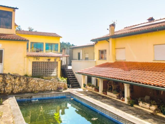 Moradia com Piscina e Café a funcionar