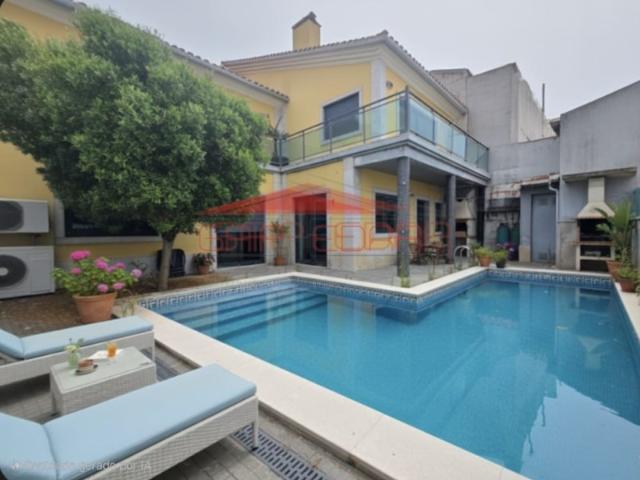 Moradia com piscina e jardim em Peniche