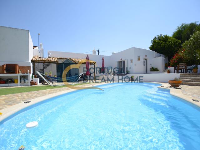 Moradia com piscina e jardim