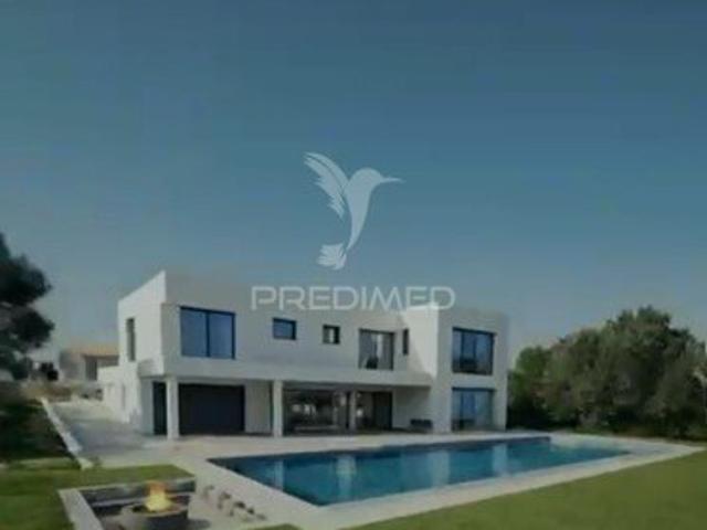 Moradia com Piscina e terreno de 5 mil m2