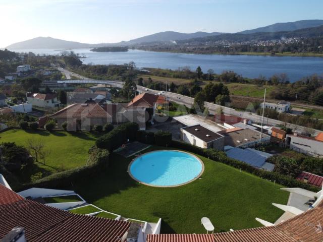 Moradia com piscina e vista rio