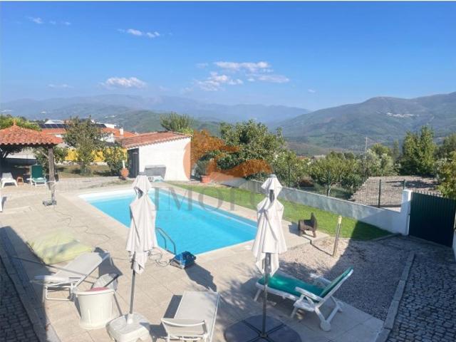 Moradia com piscina e vistas espetaculares sobre todo o vale do rio Alva e Serra da Estrela em Santa Ovaia, Oliveira do Hospital