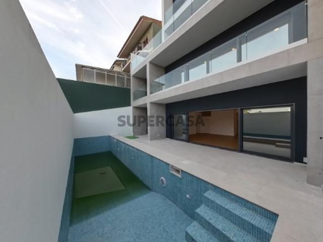 Moradia com piscina, elevador e jardim na Mealhada, Loures