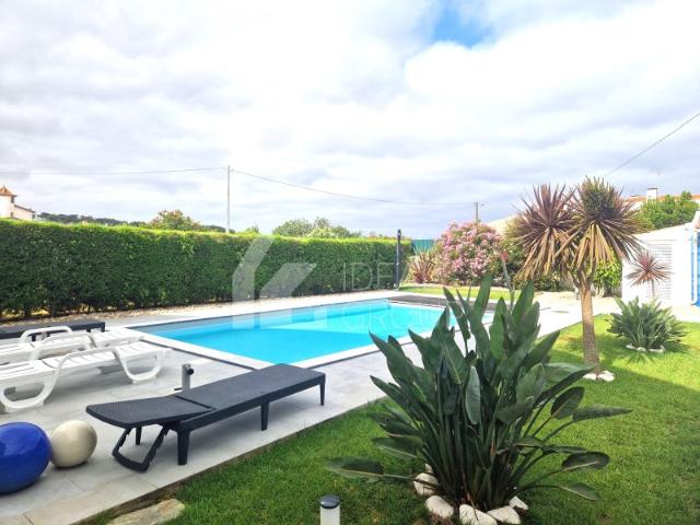 Moradia com Piscina em lote de 1.599 m² na Silveira