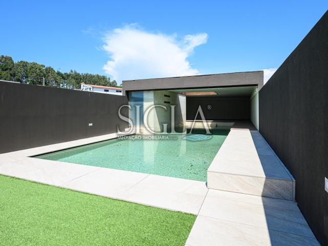 Moradia com Piscina em 1ª linha de Praia