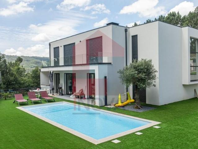 Moradia com piscina, Esqueiros