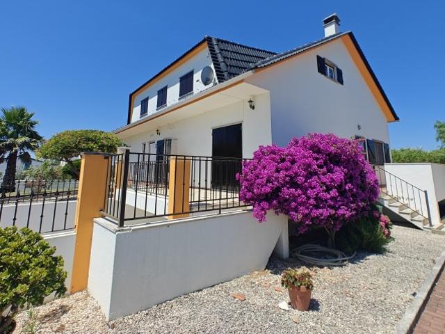 Moradia com piscina, grande área de terreno e vista para a Serra do Montejunto