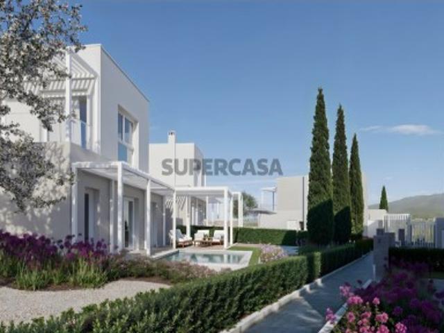 Moradia com piscina, inserida em empreendimento c/ campo de golfe