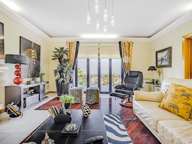 Moradia com Piscina Interior e Vista para o Castelo | Palmel. 587m² Palmela