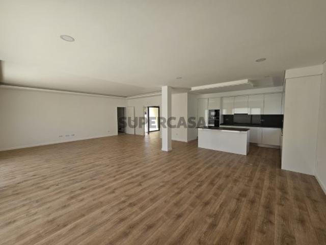 Moradia V4 com piscina, para venda em Azeitão