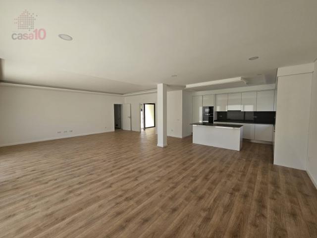 Moradia V4 com piscina, para venda em Azeitão