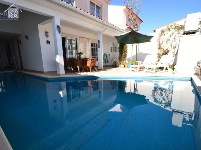 Moradia com piscina perto da praia