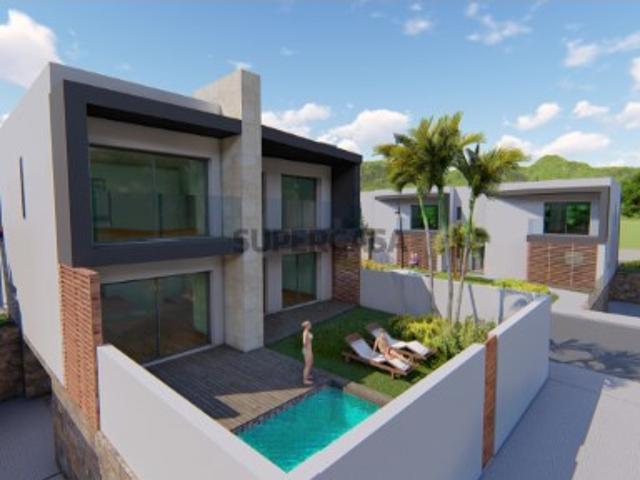 MORADIA COM PISCINA PRIVATIVA E BOX EM CONSTRUÇÃO