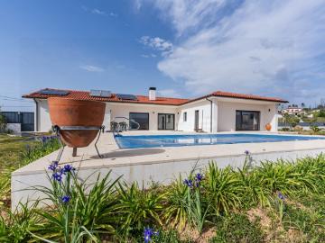 Moradia com Piscina, terreno e Vista Serra, na zona de Coja, Arganil