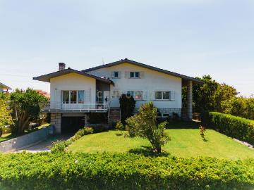 Moradia com Piscina, Terreno e Anexos a 2 Km da praia