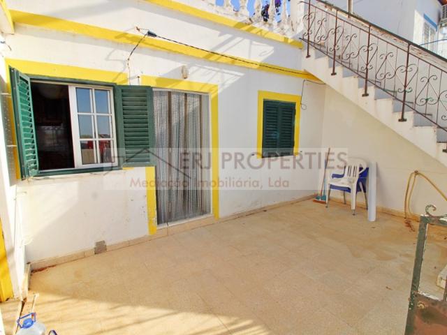 MORADIA COM POTENCIAL A 1,6 KM DA PRAIA DA MANTA ROTA