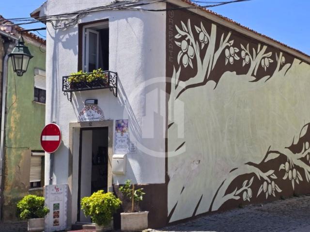 Moradia com Potencial Habitacional e Comercial no Coração Histórico de Belmonte
