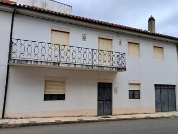 Moradia Usada em Sendim Miranda do Douro com Potencial de Investimento