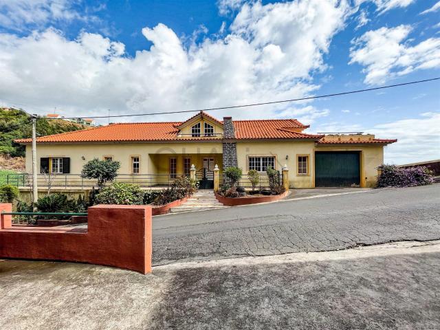 Moradia em fase de remodelação, Valor de venda: 425.000,00€. 248m² Canhas