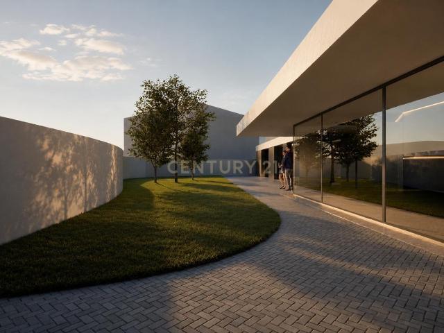 Moradia com projeto aprovado com piscina e garagem