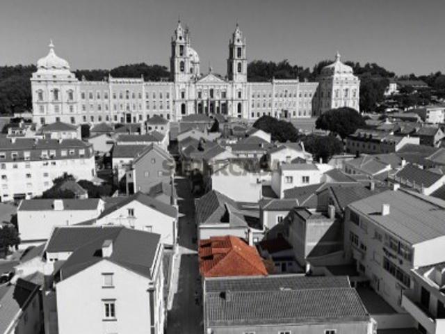 Moradia com projeto aprovado para 3 apartamentos no Centro Histórico de Mafra