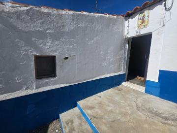 Moradia com quintal e terraço perto de Vila Viçosa