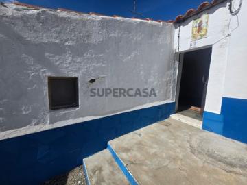 Moradia com quintal e terraço perto de Vila Viçosa