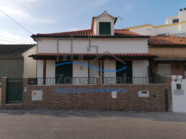Moradia com quintal, localizada em Alenquer