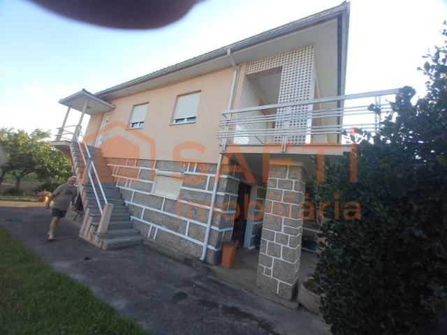 Moradia com res de chão e primeiro andar independentes