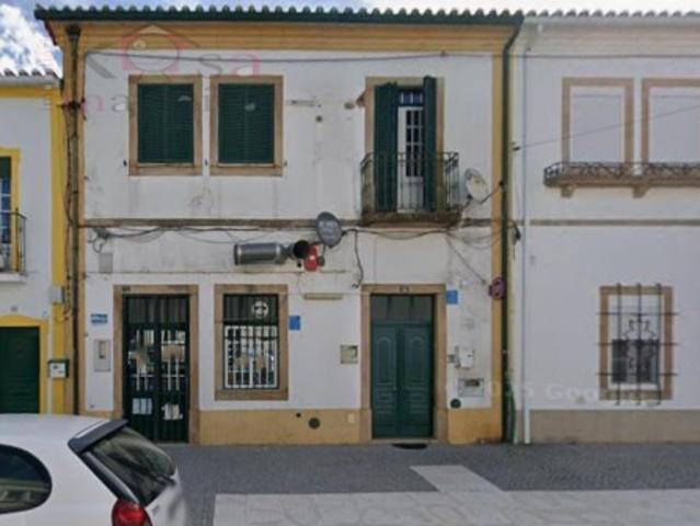 moradia, composta por loja de R/c e apartamento T1 no 1º andar. em Gavião Portalegre