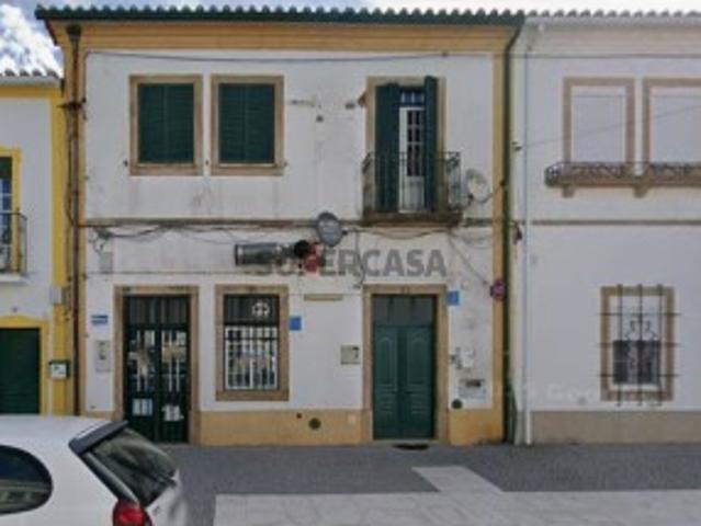 moradia, composta por loja de R/c e apartamento T1 no 1º andar. em Gavião Portalegre