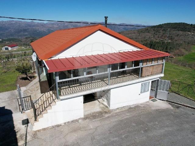 Moradia constituida por: 0m² Campos e louredo