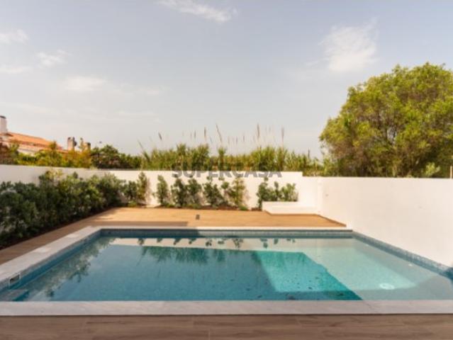 Moradia com jardim e piscina privativa